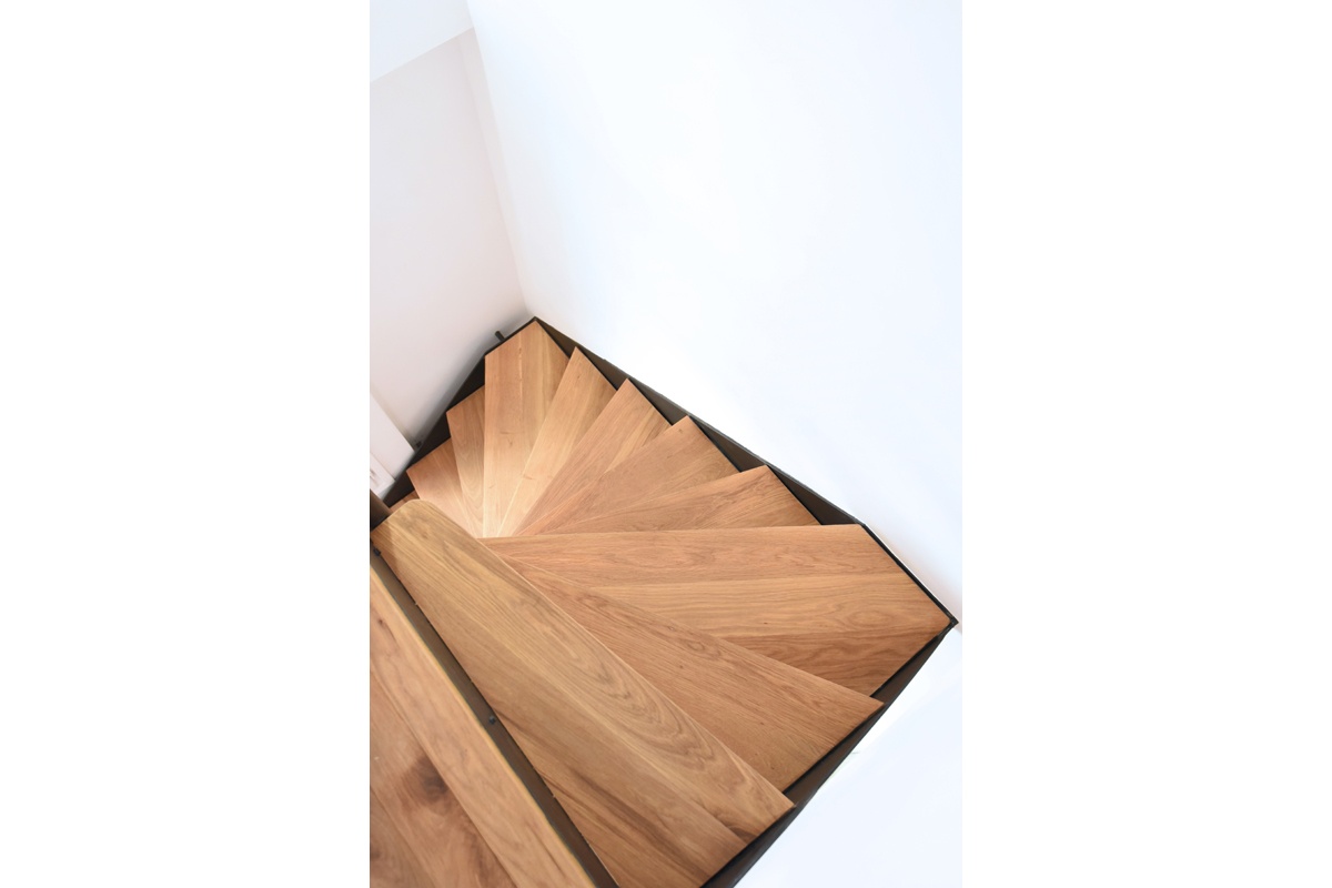 BOIZOT : architecte-restructuration-renovation-escalier-metallique-bois-vernis-AREA-Studio.JPG