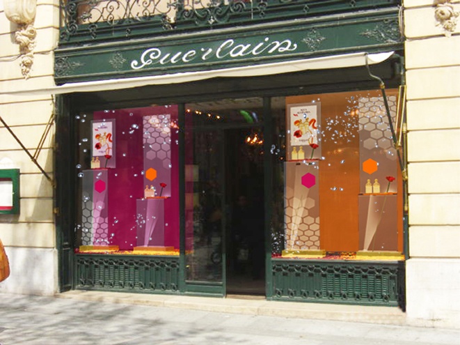 Guerlain Boutique : Guerlain vitrine des plaques plies