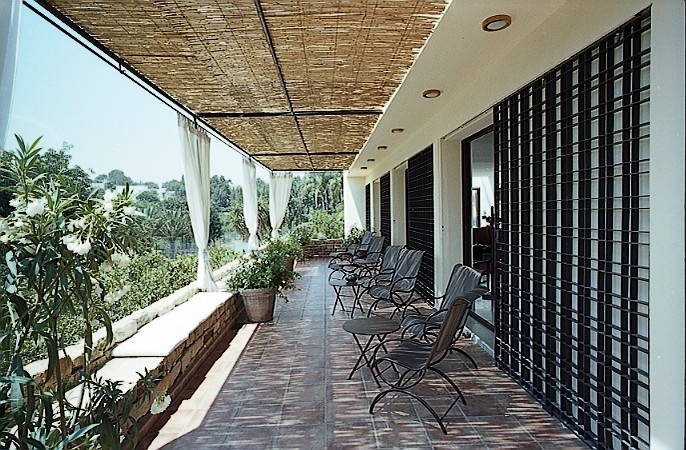 Une maison unifamiliale  Alger : terrasse au r+1 sur les orangers