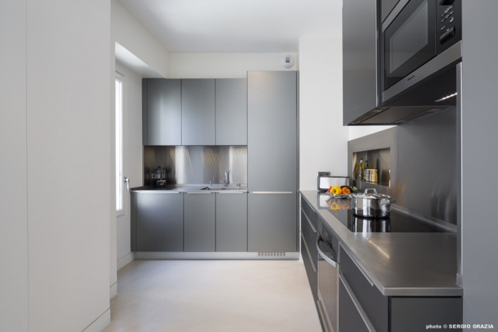 Appartement contemporain  Saint Germain des Prs : Cuisine verre et inox 