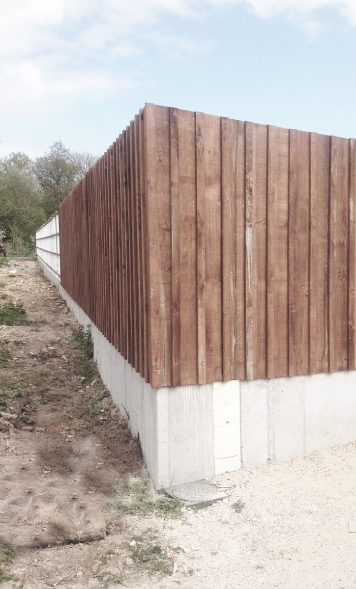 Maison - Atelier : Chantier en cours - Clture mme bardage que celui de la maison